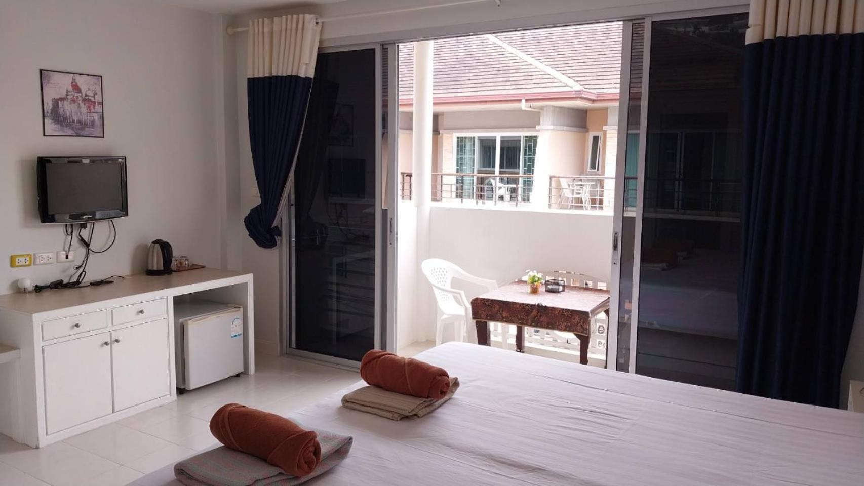 Phuket Racha Kata Homestay Bagian luar foto